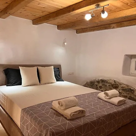 Gala Loft Traditional Stone House * Galanado